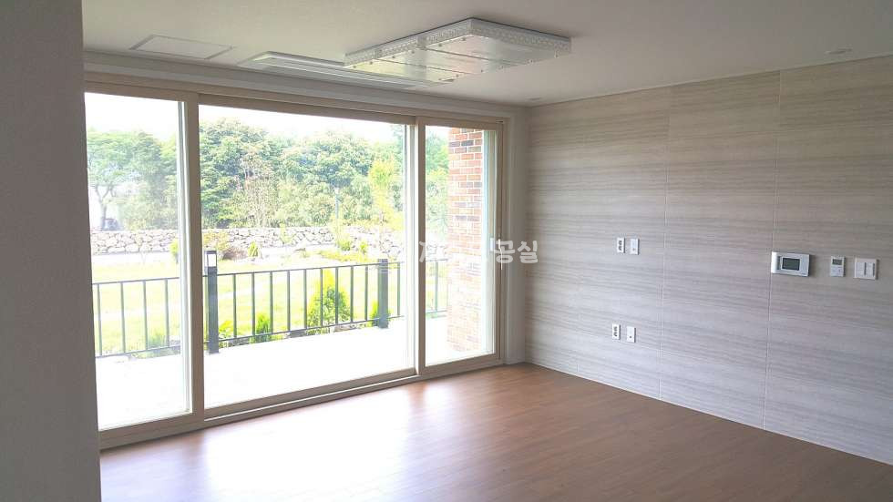 제주 제주시 구좌읍 송당리 [구좌읍송당리] 송당초등학교인근/고즈넉한/타운하우스/2층/쓰리룸/옵션협의/년세 연세 매물번호 10269 사진 4