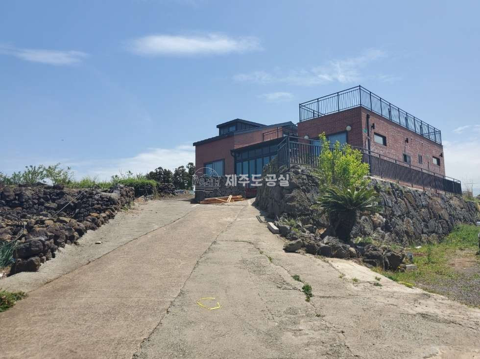 제주 제주시 애월읍 상귀리 [애월읍상귀리] 4억원대/서부경찰서인근/오션뷰/태양광설치/고급단독주택/방4/매매 매매 매물번호 10446 사진 1