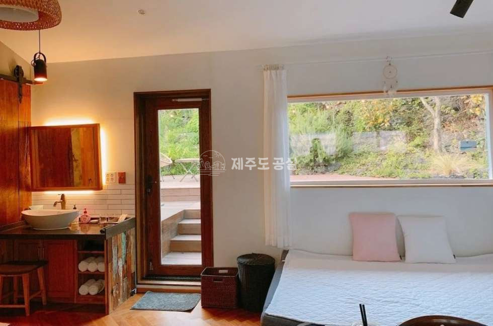 제주 제주시 구좌읍 종달리 [구좌읍종달리] 4억원대/지미봉인근/야외자쿠지/농어촌민박/제주도구옥/안채/바깥채/매매 매매 매물번호 10657 사진 14