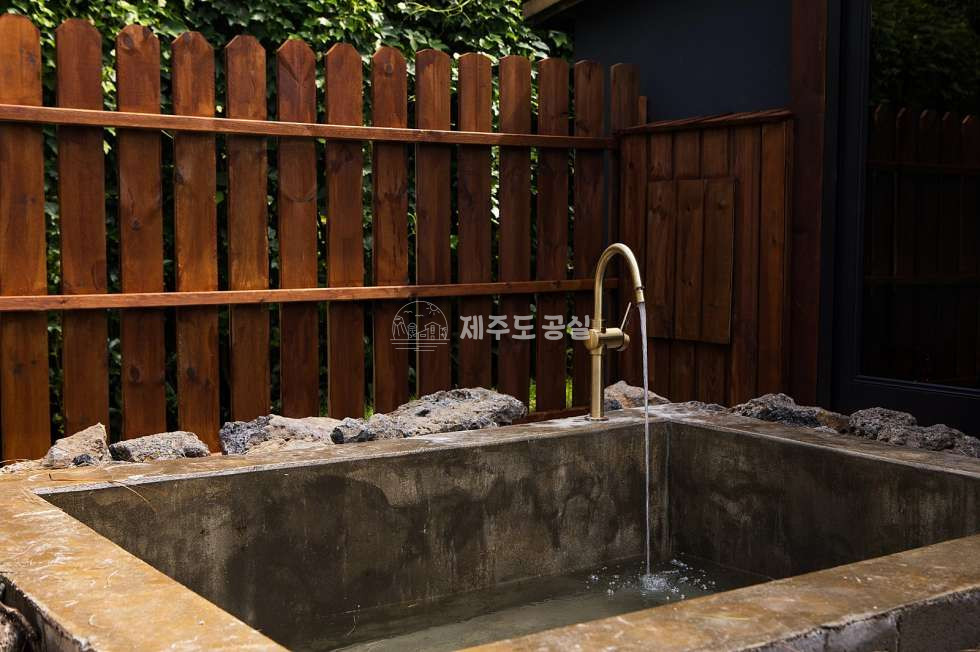 제주 제주시 애월읍 소길리 [애월읍소길리] 성업중인펜션/수영장/자쿠지/농어촌민박/단독주택/독채5동/양도양수/매매 매매 매물번호 10675 사진 3