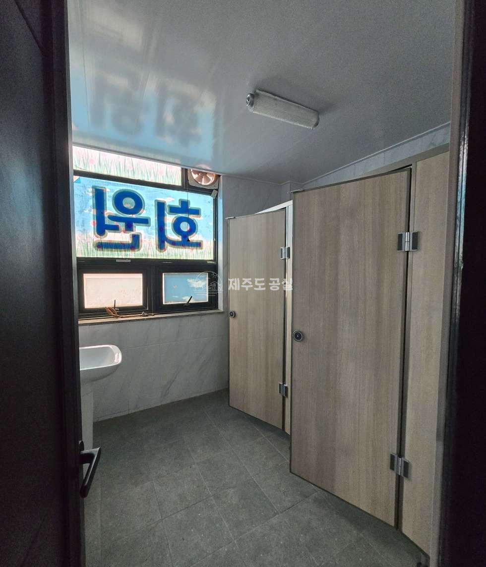 제주 제주시 노형동 [노형동] 무권리/남녕고등학교인근/도령로대로변/노출도최상/80평/대형학원/대형사무실/3층/임대 연세 매물번호 10726 사진 4