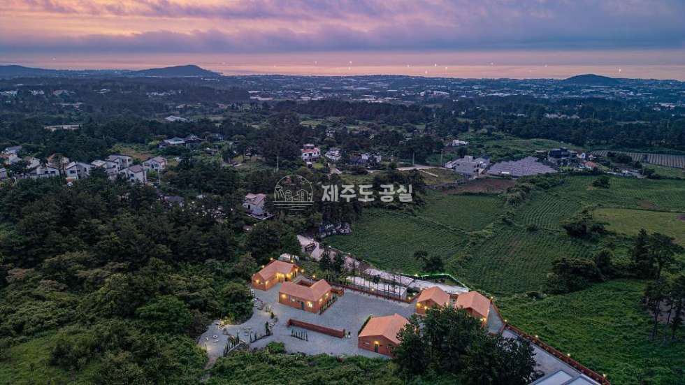 제주 제주시 애월읍 유수암리 [애월읍유수암리] 원형교차로인근/1500평대/신축/농어촌민박/추가건축가능/건축허가득/타운하우스부지/매매 매매 매물번호 10869 사진 1