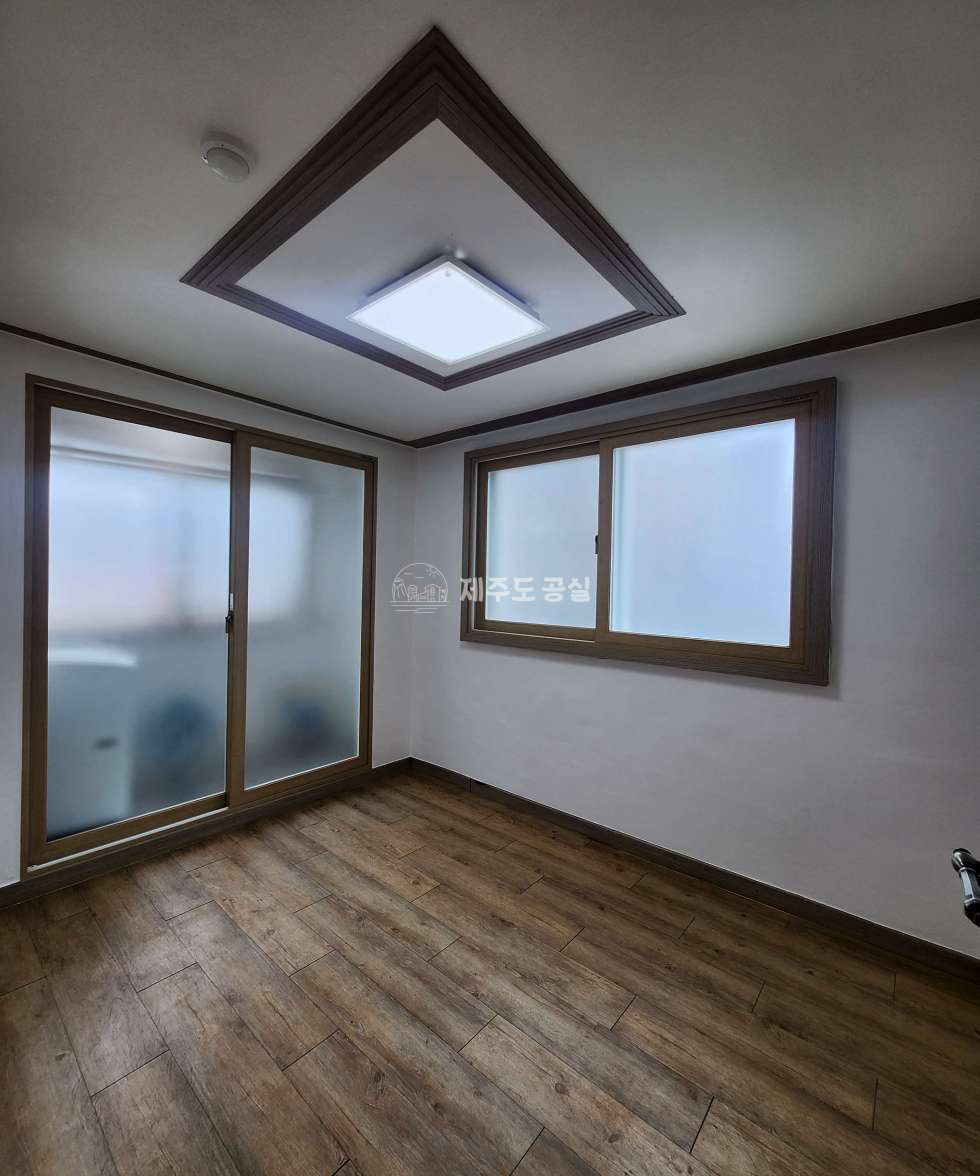 제주 제주시 한림읍 동명리 1580-6 302호 한림읍/중심상권/반려동물가능/한림중도보5분/쓰리룸/년세 연세 매물번호 10040 사진 5