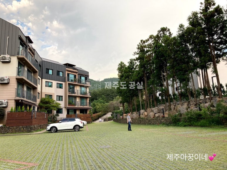 제주 제주시 연동 1380-1 102동 [연동] 연동신시가지/한라산뷰/테라스/고급연립빌라/복층/방5/풀옵션/년세 연세 매물번호 10636 사진 1