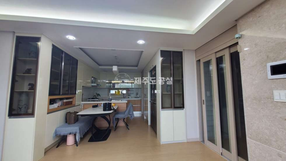 제주 제주시 오라이동 1540-1 103동 [오라이동] 연북로인접/한라산뷰/오션뷰/숲세권/방5/고급연립주택/복층/방5/풀옵션/년세 연세 매물번호 10637 사진 6