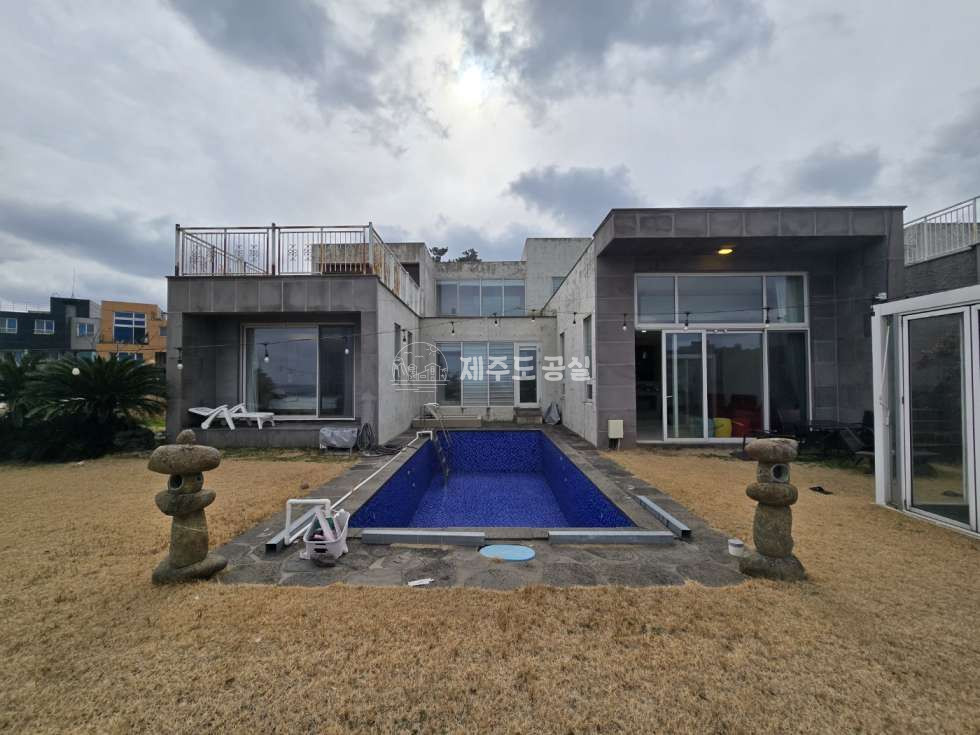 제주 제주시 애월읍 신엄리 [애월읍신엄리] 애월해안도로/구엄초학군/야외수영장/오션뷰/고급타운하우스/풀빌라/풀옵션/년세 연세 매물번호 11037 사진 1