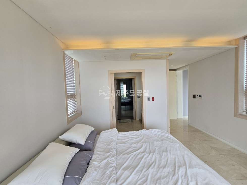 제주 제주시 애월읍 신엄리 [애월읍신엄리] 애월해안도로/구엄초학군/야외수영장/오션뷰/고급타운하우스/풀빌라/풀옵션/년세 연세 매물번호 11037 사진 7