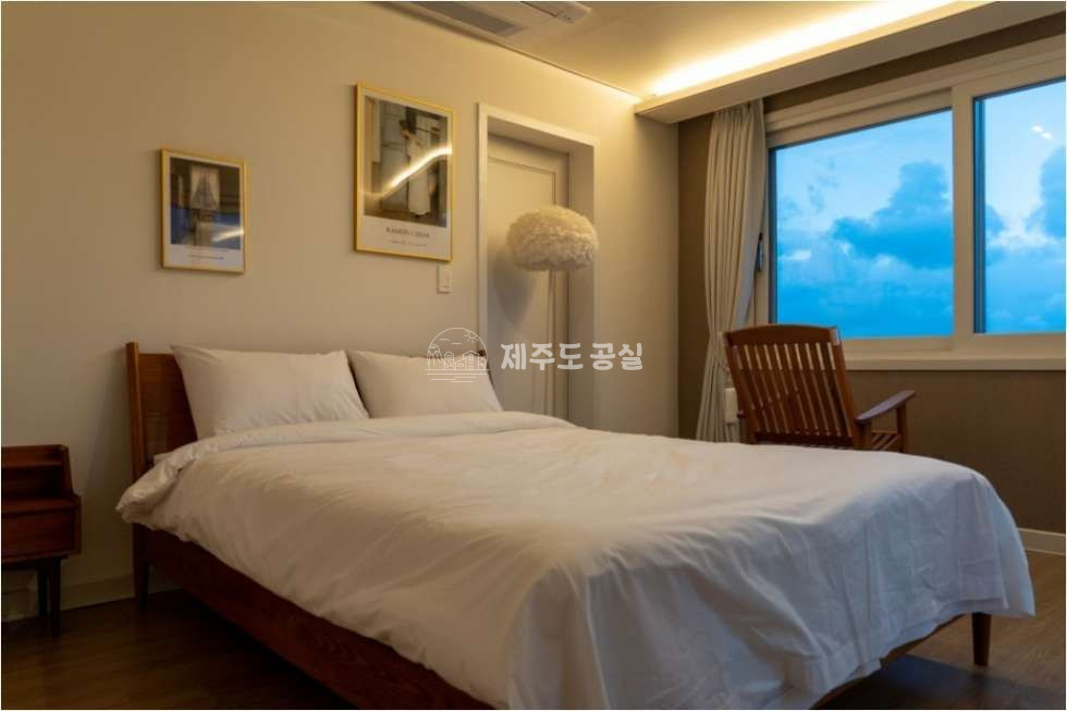 제주 제주시 애월읍 소길리 야외수영장/자쿠지/오션뷰/그림같은/자격조건X/생활숙박시설/독채/풀빌라/년세 매매 매물번호 10043 사진 11