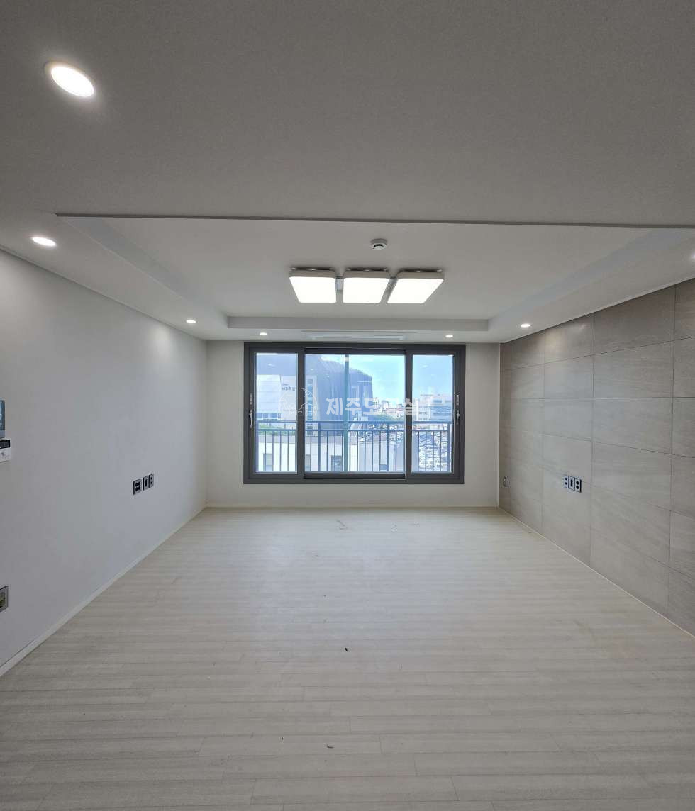 제주 제주시 오라일동 3827 101동 [오라일동] 제주종합운동장/반려동물/다세대빌라/주차편리/복층/쓰리룸/전세 전세 매물번호 11253 사진 1